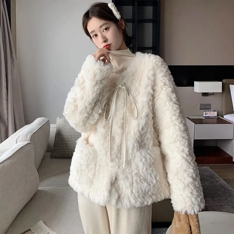 2023 Winter New Women Imitation Fur Coat Thicken Warm Short Lambs Wool Outwear Stylish Loose Solid Color All-match Outcoat
2023 Winter New Women Imitation Fur Coat Thicken Warm Short Lambs Wool Outwear Stylish Loose Solid Color All-match Outcoat