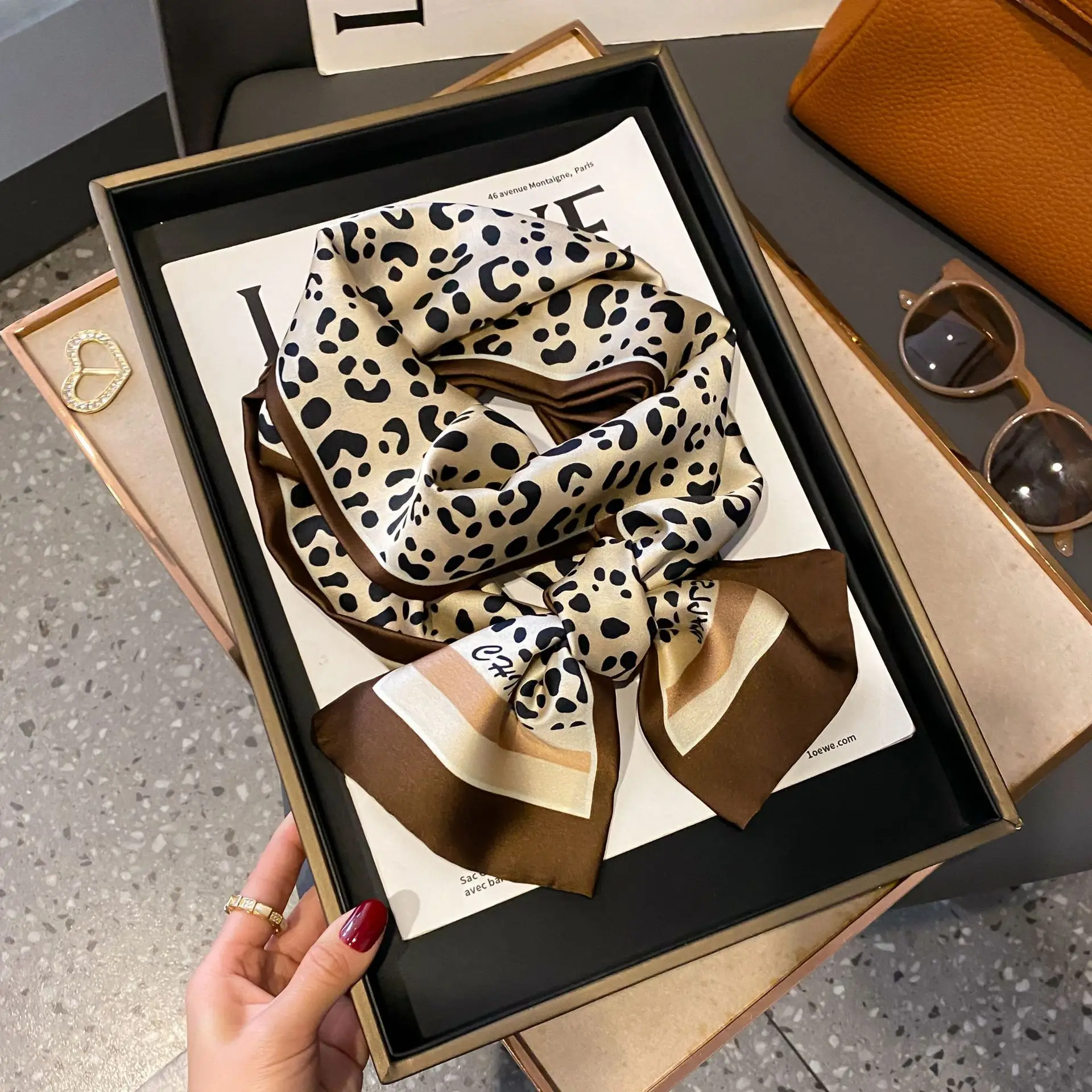 Свежий шелковый шарф с принтом в горошек, женский шифоновый атласный двухслойный шарф на шею, сумка с ручкой, галстук-бабочка, повязка для волос, модный аксессуар
Свежий шелковый шарф с принтом в горошек, женский шифоновый атласный двухслойный шарф на шею, сумка с ручкой, галстук-бабочка, повязка для волос, модный аксессуар