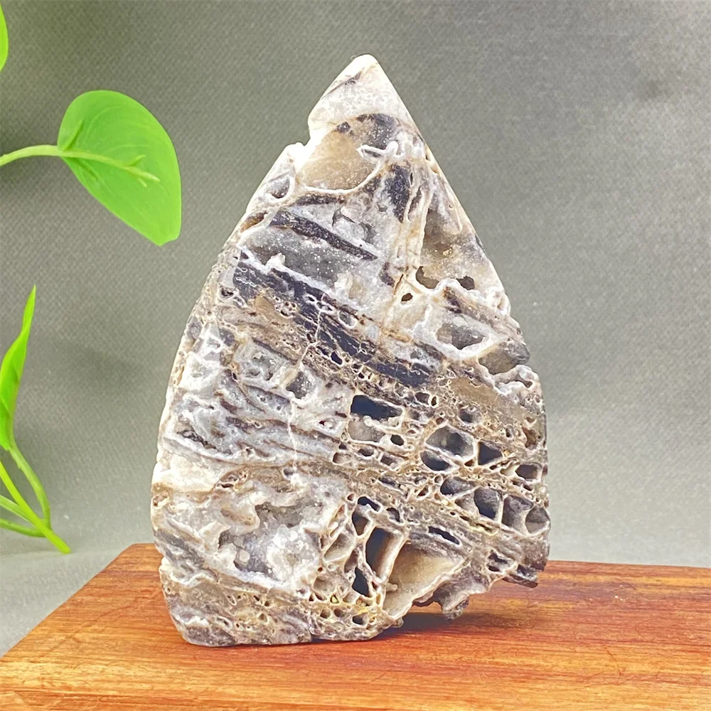 Natural Mineral Sphalerite Crystal Ornaments Hand-carved Rough Polished Mineral Specimens Free-form Torch Home Decoration
Natural Mineral Sphalerite Crystal Ornaments Hand-carved Rough Polished Mineral Specimens Free-form Torch Home Decoration