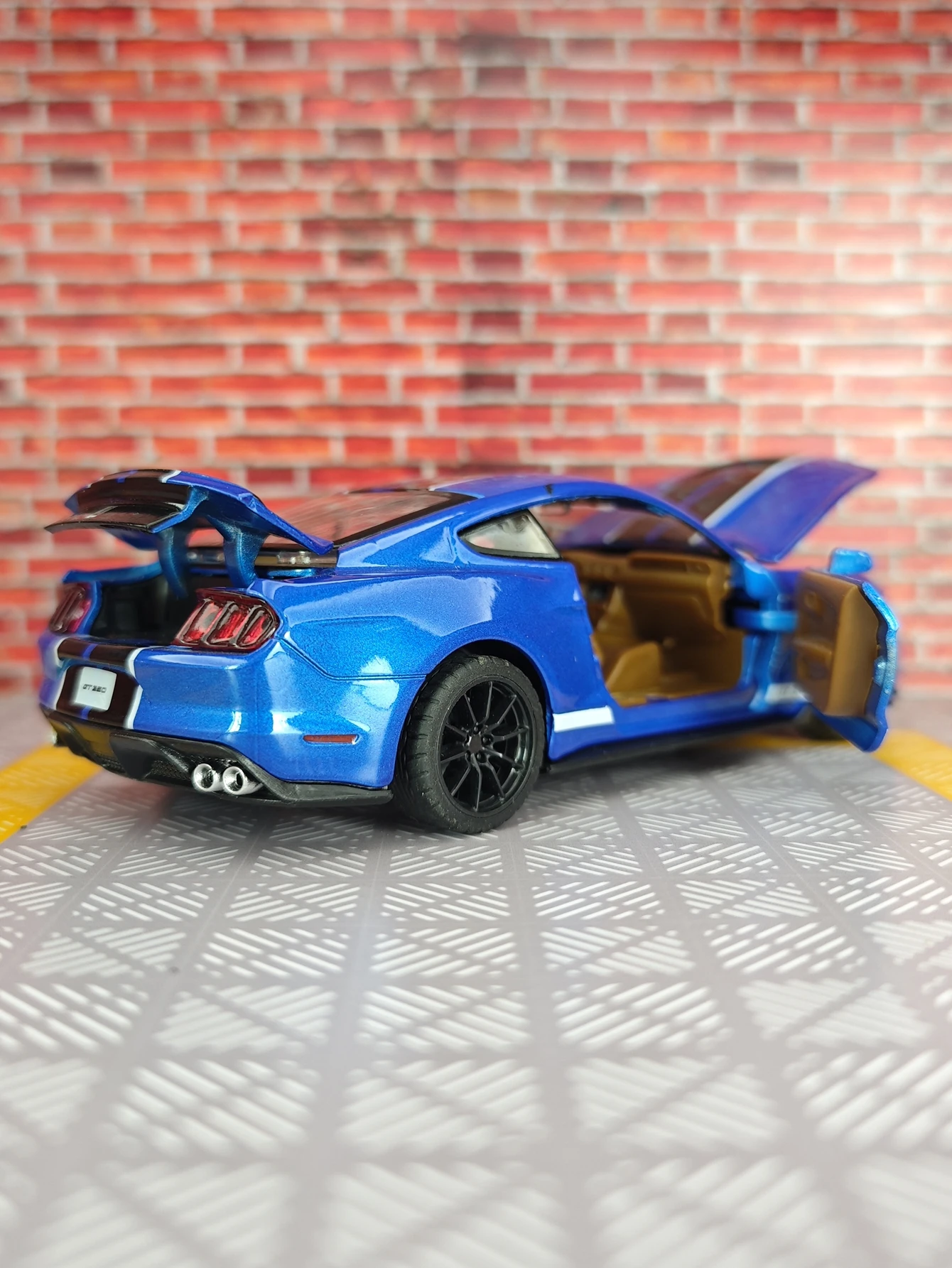 Модель автомобиля Ford Shelby GT350 из сплава металлов в масштабе 1:32, двери и капот открываются, имитируются звук и свет, открываются двери багажника.
Модель автомобиля Ford Shelby GT350 из сплава металлов в масштабе 1:32, двери и капот открываются, имитируются звук и свет, открываются двери багажника.