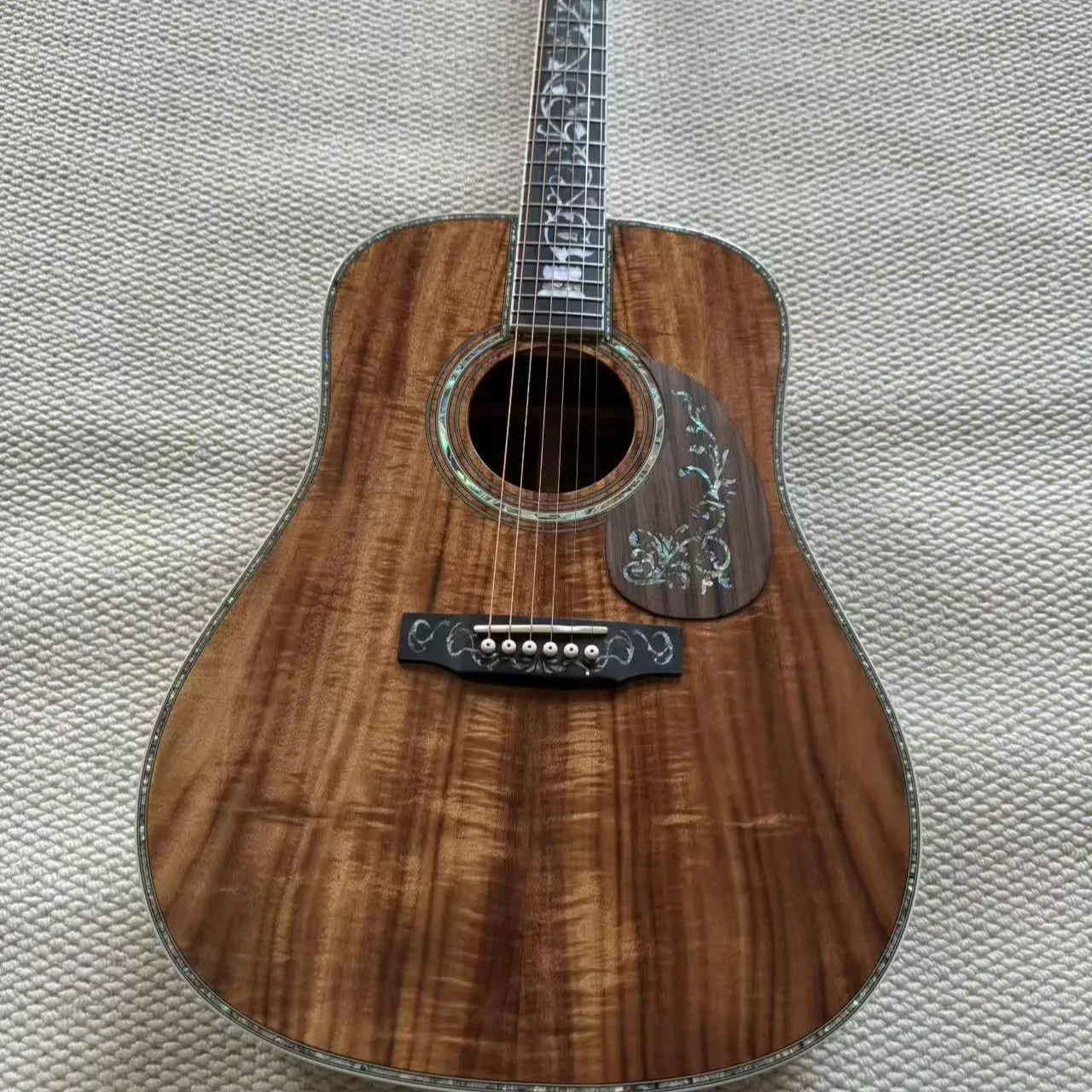 Brown KAO wood D45 acoustic guitar small vase inlaid with fingerboard 6 stringed nuts suitable as a gift
Brown KAO wood D45 acoustic guitar small vase inlaid with fingerboard 6 stringed nuts suitable as a gift