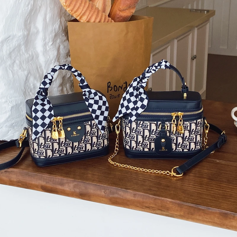 Unique Simple Leather Shopper Bag for Women Featuring Fashionable Solid Color Large Capacity and Casual Style
Unique Simple Leather Shopper Bag for Women Featuring Fashionable Solid Color Large Capacity and Casual Style