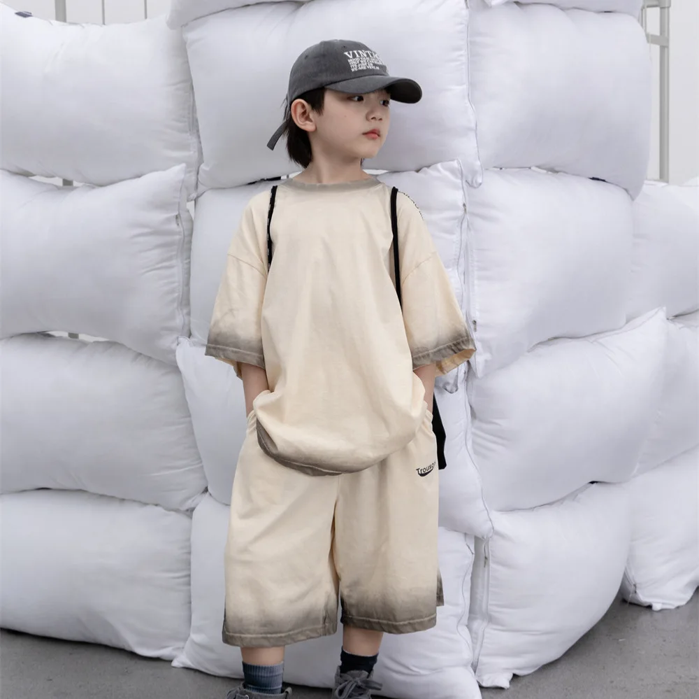 Boys' short-sleeved suit 2024 summer new Korean style foreign style children's boy leisure two-piece suit
Boys' short-sleeved suit 2024 summer new Korean style foreign style children's boy leisure two-piece suit