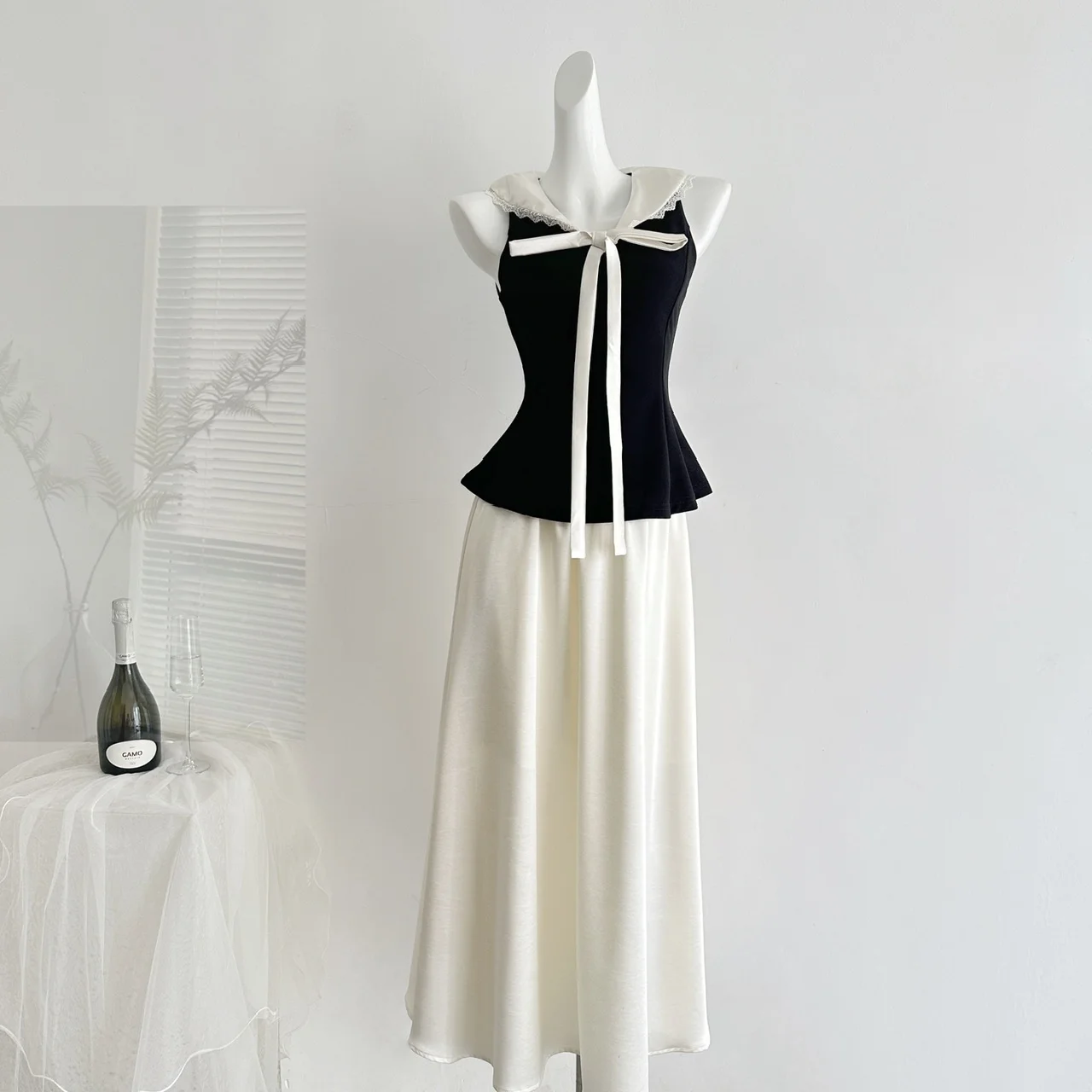 Southeast Asian Retro Lace Trim Color Block Waist Cinched Sleeveless Collared Top with Satin Skirt Women's Fashion Set Summer
Southeast Asian Retro Lace Trim Color Block Waist Cinched Sleeveless Collared Top with Satin Skirt Women's Fashion Set Summer