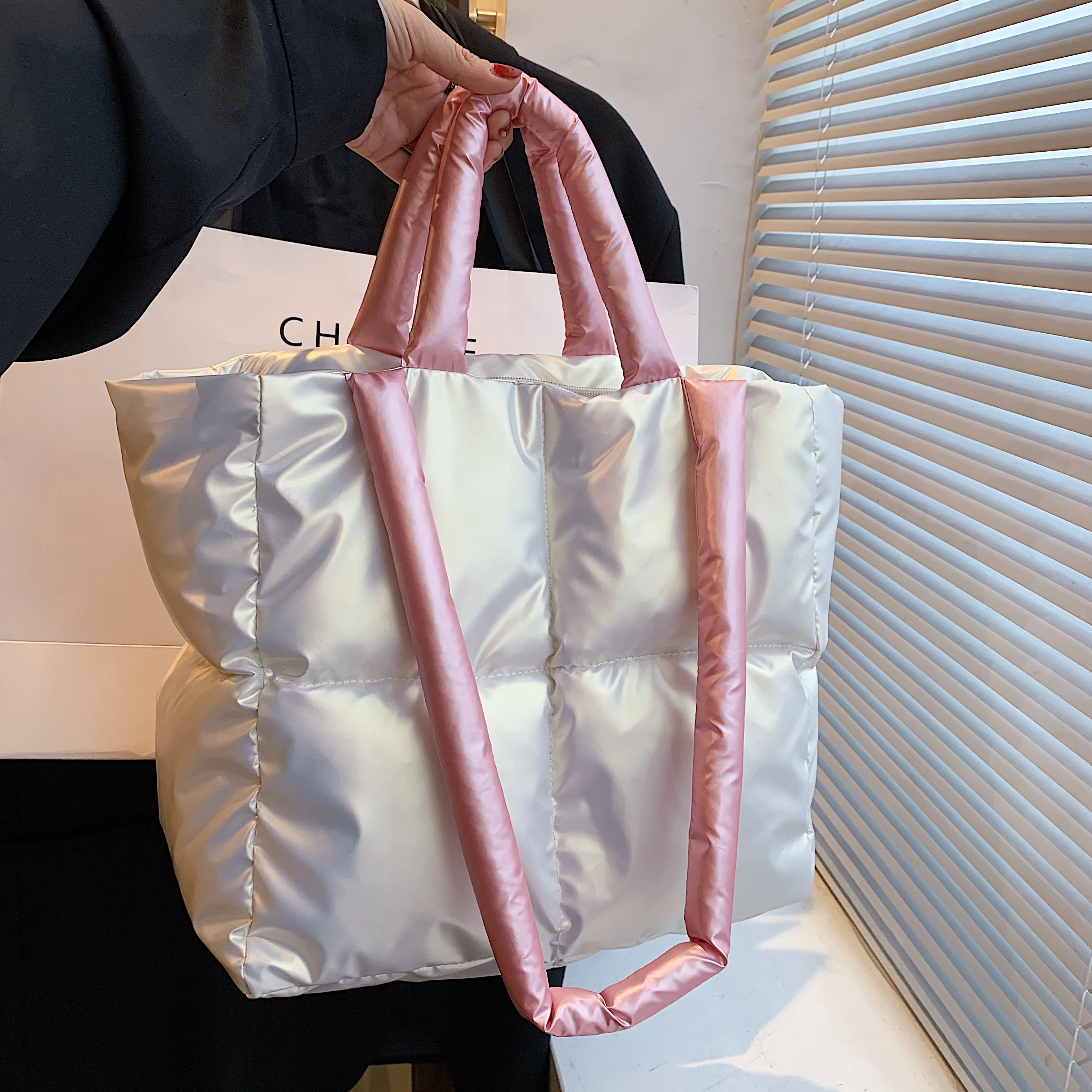 Korean version of simple hand-held cotton bag new personality bright side large-capacity shoulder bag fashion tote bag
Korean version of simple hand-held cotton bag new personality bright side large-capacity shoulder bag fashion tote bag
