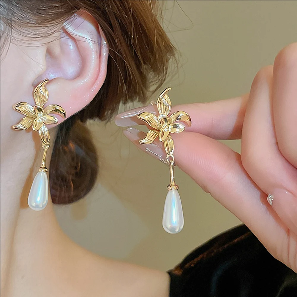 Real Golden Electroplated Silvery Needle Water Drop Pearl Flower Earrings French Retro Fashionable And Light Luxury Jewelry
Real Golden Electroplated Silvery Needle Water Drop Pearl Flower Earrings French Retro Fashionable And Light Luxury Jewelry