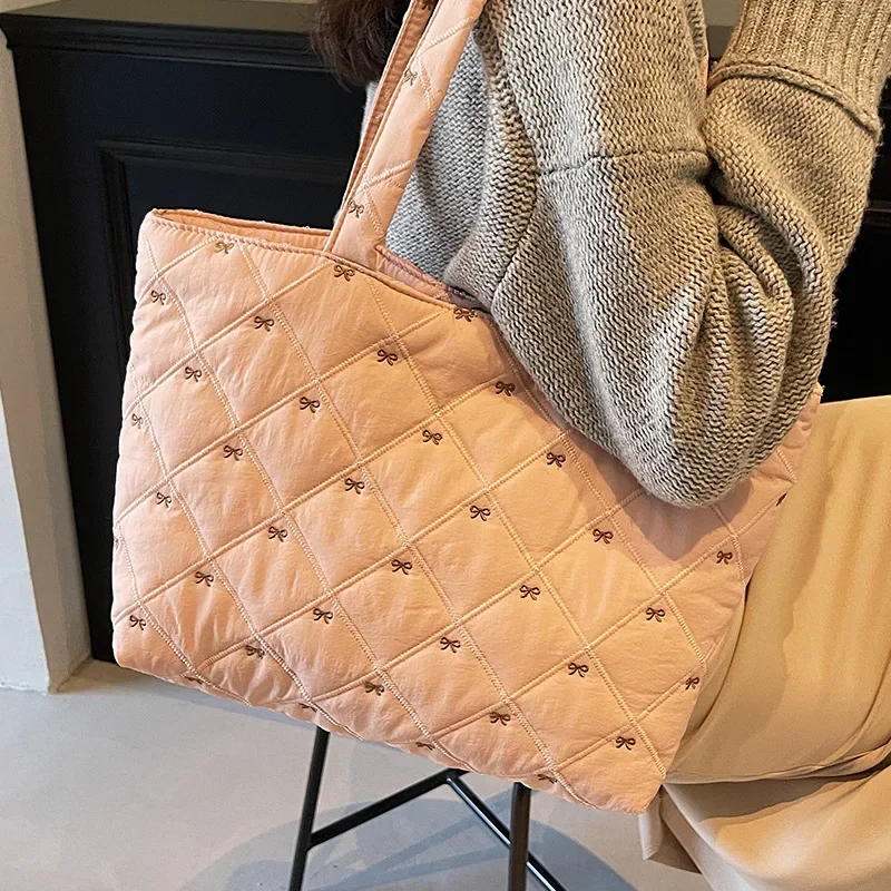 Women Shoulder Bag Puffer Tote Bag for Women with Magnetic Snap Commuter Bag Bow Ties Soft Puffy Crossbody Bags Organizer Cute
Women Shoulder Bag Puffer Tote Bag for Women with Magnetic Snap Commuter Bag Bow Ties Soft Puffy Crossbody Bags Organizer Cute