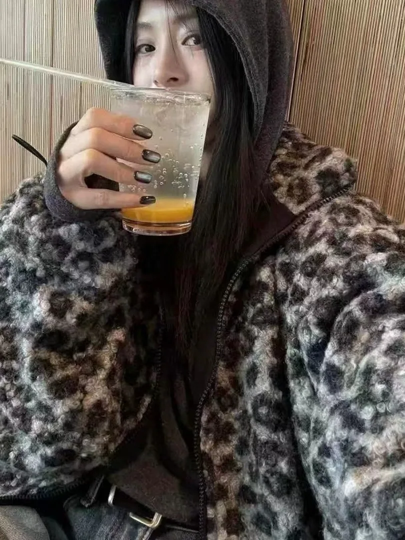 Winter New Faion Leopard Print Lamb Velvet Thiened Fce Warm Stand Collar Women's Cotton Jaet Long Sve Loose Fit
Winter New Faion Leopard Print Lamb Velvet Thiened Fce Warm Stand Collar Women's Cotton Jaet Long Sve Loose Fit