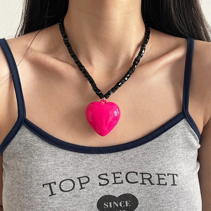 European And American Exaggerated Magenta Heart Shaped Crystal Beaded Necklace A Trendy Y2k Style Lockbone Chain For Ladies
European And American Exaggerated Magenta Heart Shaped Crystal Beaded Necklace A Trendy Y2k Style Lockbone Chain For Ladies