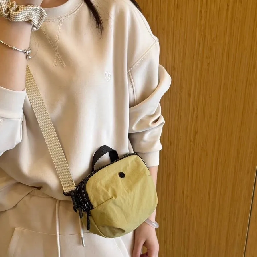 Роскошная сумка для смартфона, спортивный стиль, легкая, повседневная и универсальная, из водонепроницаемой ткани Оксфорд, унисекс, сумка через плечо
Роскошная сумка для смартфона, спортивный стиль, легкая, повседневная и универсальная, из водонепроницаемой ткани Оксфорд, унисекс, сумка через плечо