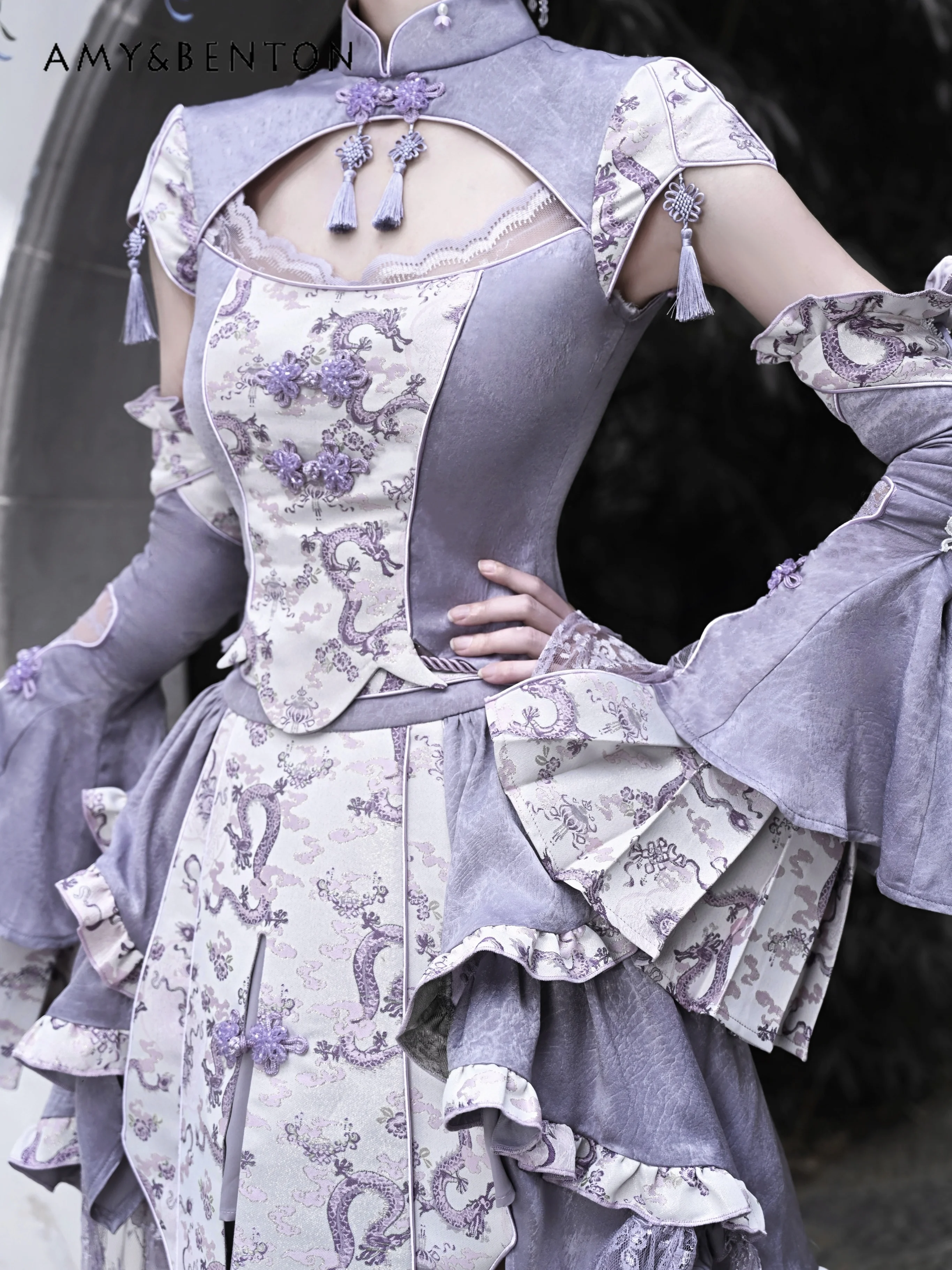 2025 Summer New Dragon Pattern Jacquard Lace New Chinese Style Lotus Sleeve Slim Fit Purple and White Short Cheongsam Top
2025 Summer New Dragon Pattern Jacquard Lace New Chinese Style Lotus Sleeve Slim Fit Purple and White Short Cheongsam Top