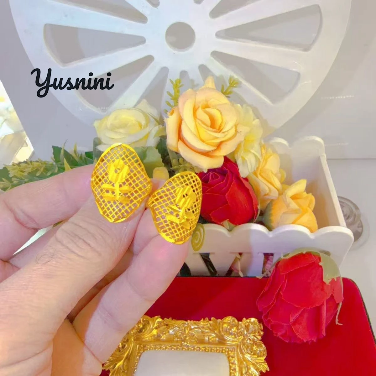 Dubai European Fashion Women's 24K Gold Plated Ring Exquisite Engagement Party Jewelry for Lovers DD11043
Dubai European Fashion Women's 24K Gold Plated Ring Exquisite Engagement Party Jewelry for Lovers DD11043