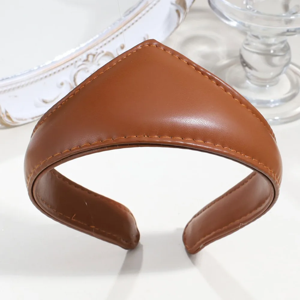 Fashionable Leather Triangular Headband Wide Edge Non-slip Hair Band V-Shape Rhinestone Headband Wedding
Fashionable Leather Triangular Headband Wide Edge Non-slip Hair Band V-Shape Rhinestone Headband Wedding