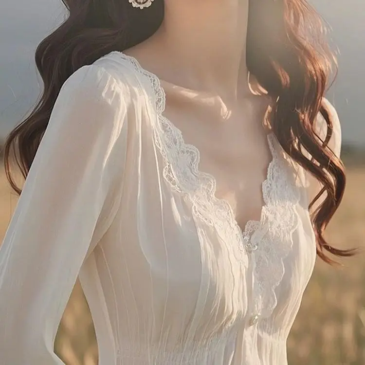 French Chic And Fashionable White Lace V-neck Shirt Spring
French Chic And Fashionable White Lace V-neck Shirt Spring