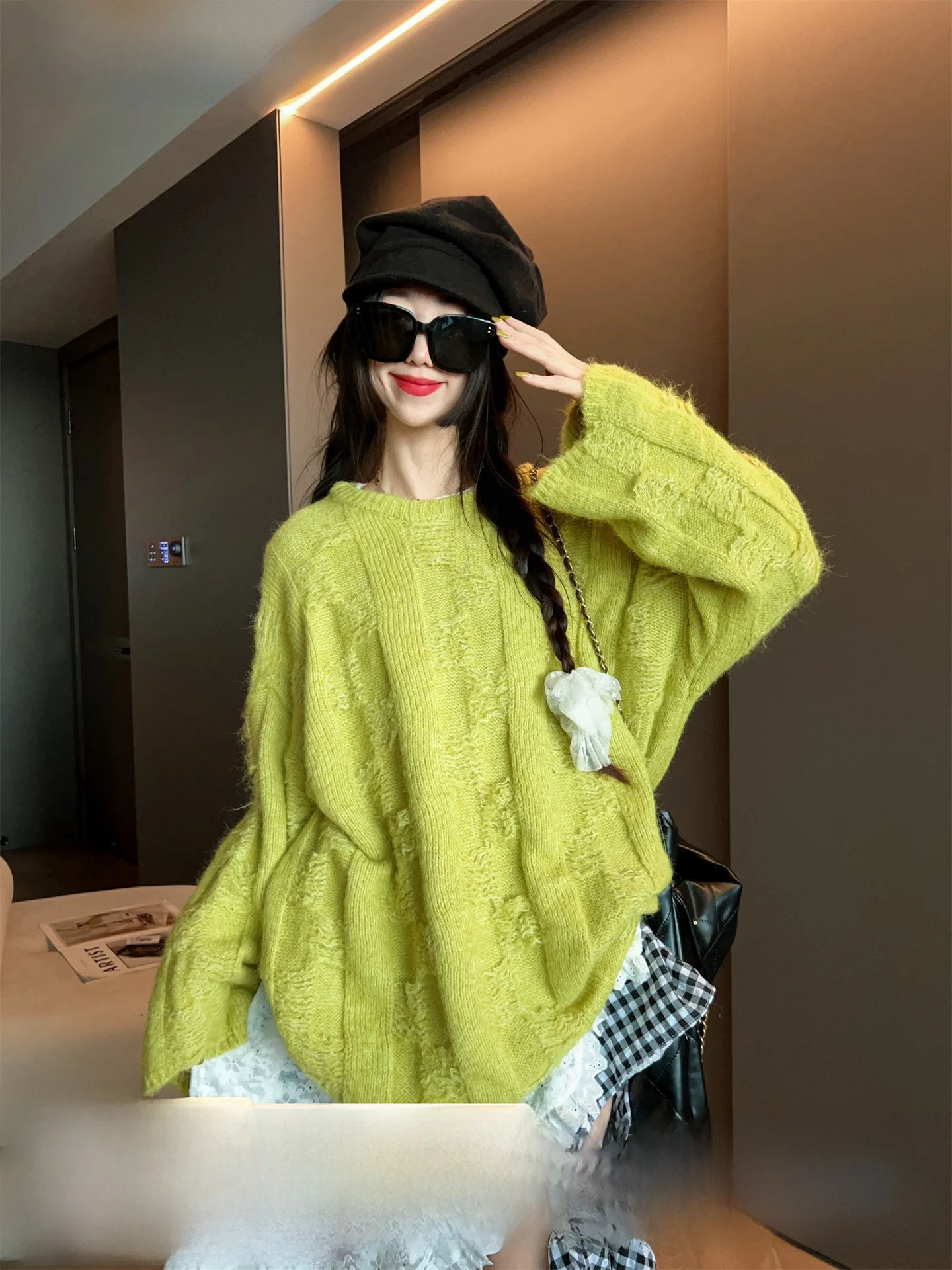 Модный ретро-свитер свободного кроя для женщин, осенне-зимняя новинка, повседневный уютный топ, теплый, с длинными рукавами
Модный ретро-свитер свободного кроя для женщин, осенне-зимняя новинка, повседневный уютный топ, теплый, с длинными рукавами