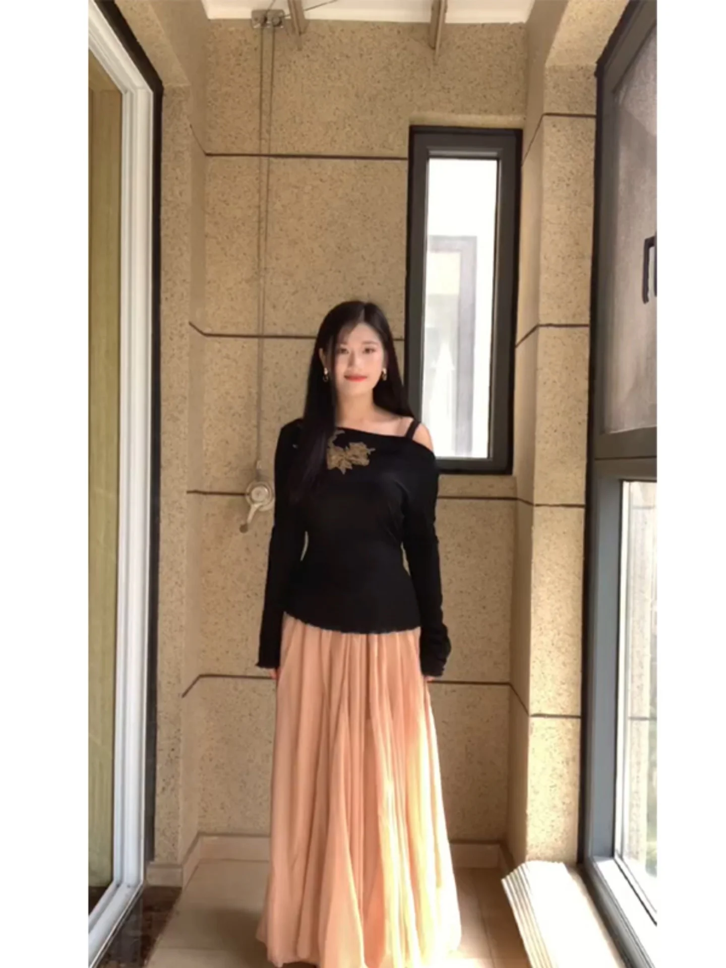 Gentle Salt Series Women's One-Shoulder Long Sleeve Top And Skirt Set Early Autumn Fashionable Two-Piece Korean Style
Gentle Salt Series Women's One-Shoulder Long Sleeve Top And Skirt Set Early Autumn Fashionable Two-Piece Korean Style