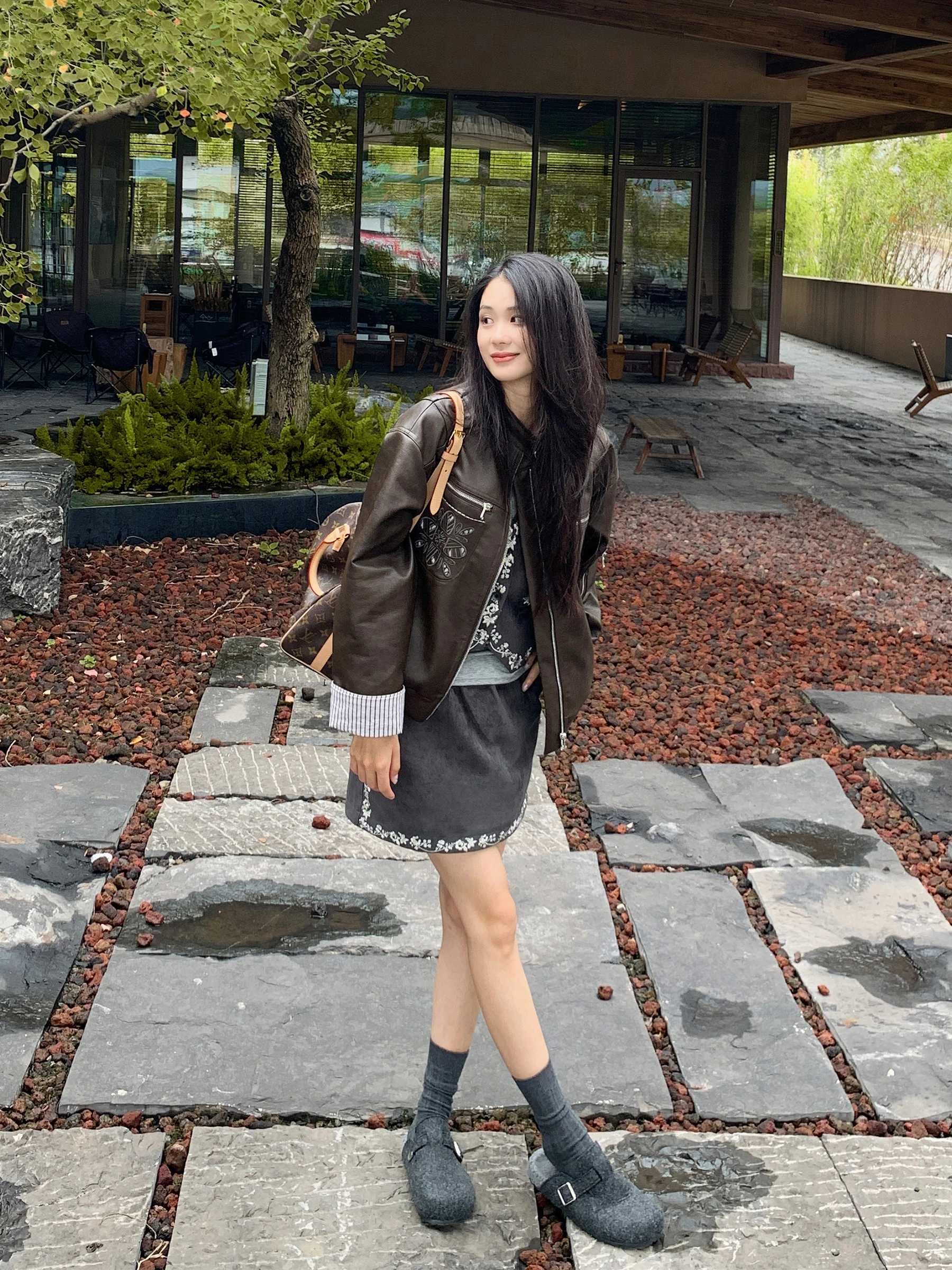 Кожаная куртка LAZYZ с вышивкой и полосатыми вставками, женская, осенне-зимняя, новая, уличный стиль, из искусственной кожи, с длинными рукавами
Кожаная куртка LAZYZ с вышивкой и полосатыми вставками, женская, осенне-зимняя, новая, уличный стиль, из искусственной кожи, с длинными рукавами