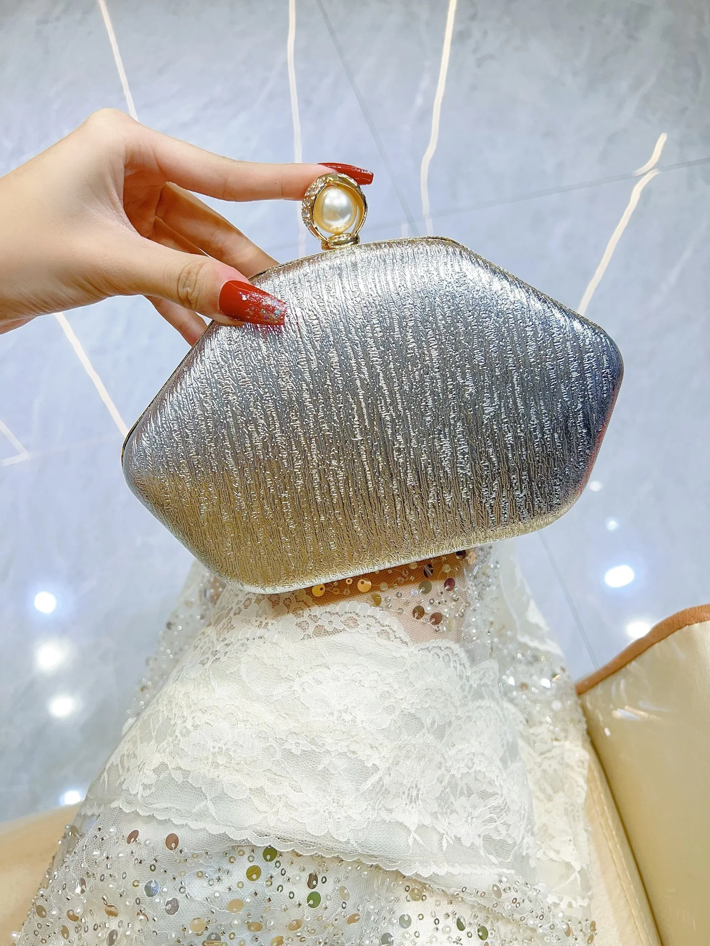 Банкетная сумка, европейско-американская модная нерегулярная вечерняя сумка, сумка из искусственной кожи, высококачественная темпераментная женская сумка, новинка 2023 года
Банкетная сумка, европейско-американская модная нерегулярная вечерняя сумка, сумка из искусственной кожи, высококачественная темпераментная женская сумка, новинка 2023 года