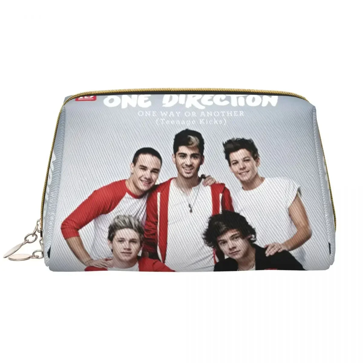 Модная дорожная косметичка One Directions для женщин, британская музыкальная группа для мальчиков, косметичка для макияжа, комплект для хранения красоты Dopp
Модная дорожная косметичка One Directions для женщин, британская музыкальная группа для мальчиков, косметичка для макияжа, комплект для хранения красоты Dopp
