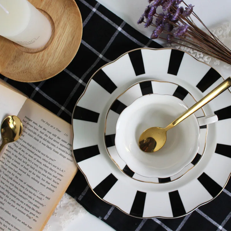 Black-and-white Hepburn Vintage Breakfast Plate Ceramic Striped Wave Dot Tableware Dinner Plates Dishes Serving Dishes
Black-and-white Hepburn Vintage Breakfast Plate Ceramic Striped Wave Dot Tableware Dinner Plates Dishes Serving Dishes