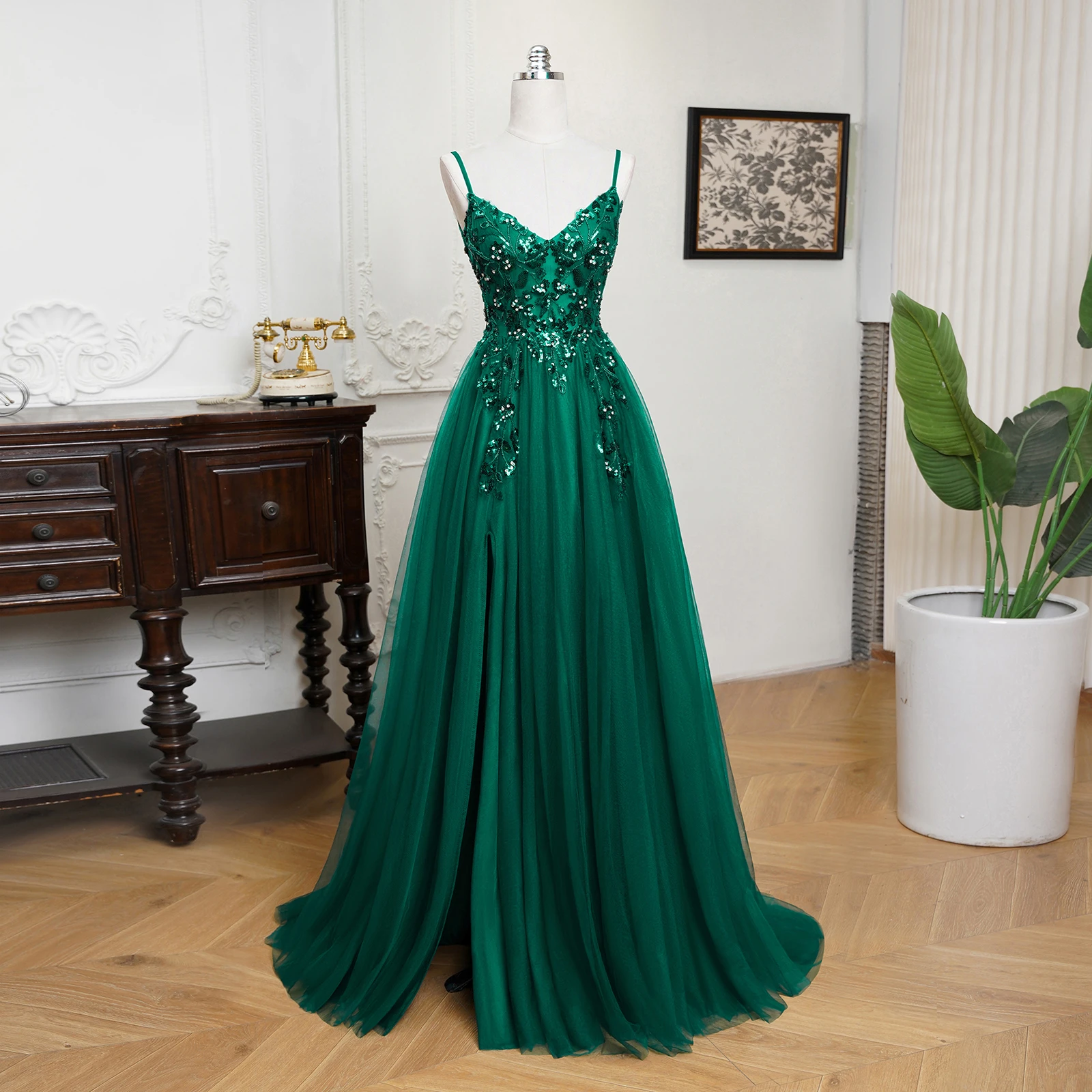 Women's Sexy Sling Dresses Spaghetti Straps V-Neck Floral Lace Appliques Backless Long Dress Tulle A-Line Side Split Party Gowns
Women's Sexy Sling Dresses Spaghetti Straps V-Neck Floral Lace Appliques Backless Long Dress Tulle A-Line Side Split Party Gowns