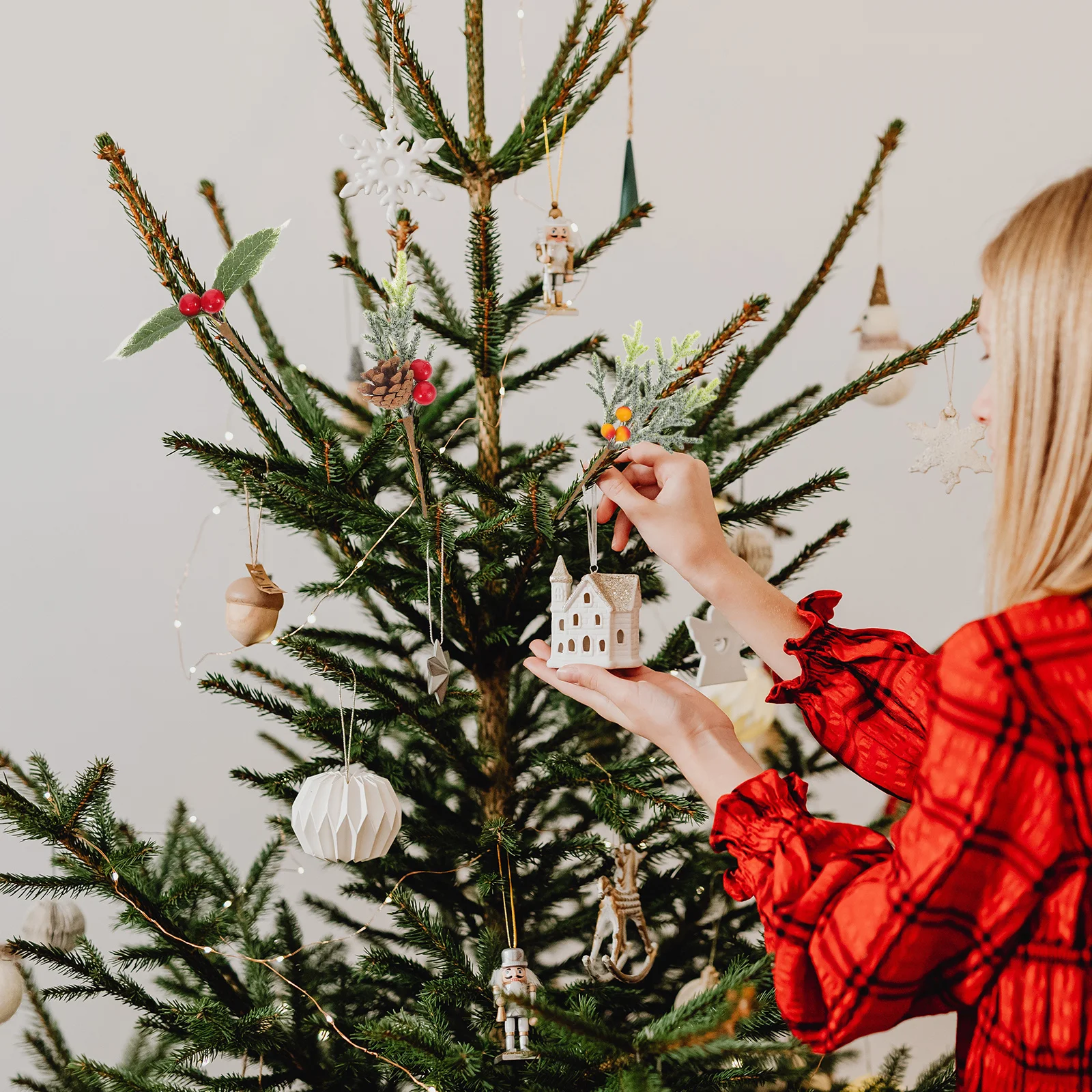 12Pcs Christmas Picks Frosted Artificial Pine Needles Branches Red Berry Stems Mini Pine Cones Wreath Making Decor
12Pcs Christmas Picks Frosted Artificial Pine Needles Branches Red Berry Stems Mini Pine Cones Wreath Making Decor