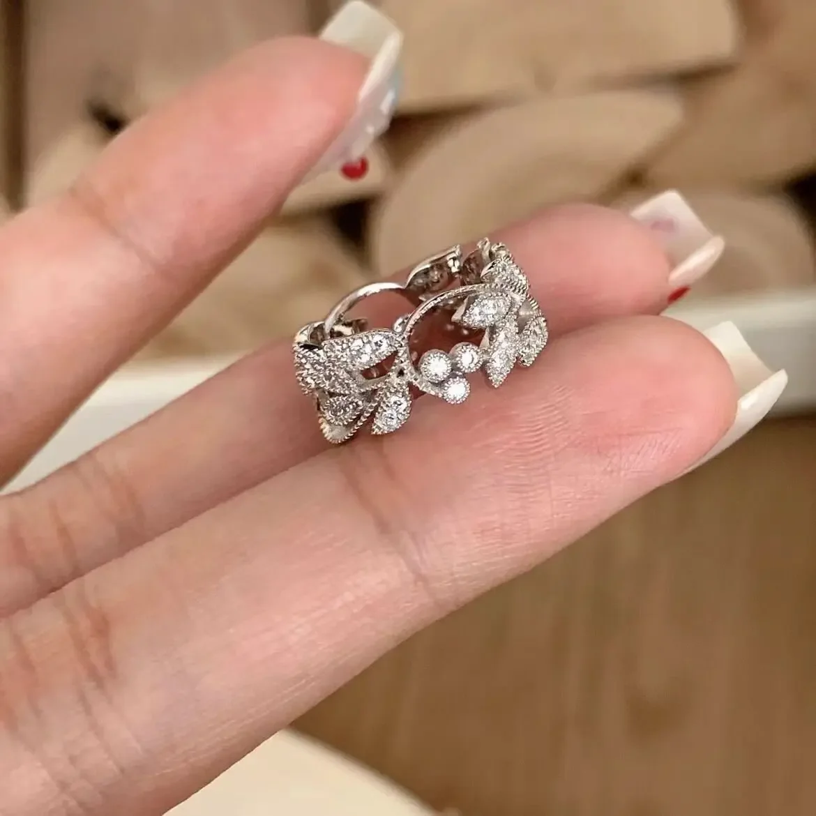 Light luxury vintage vine leaf Ring lovers silver 925 inlaid diamond hollow out exquisite rings for women wedding jewelry
Light luxury vintage vine leaf Ring lovers silver 925 inlaid diamond hollow out exquisite rings for women wedding jewelry