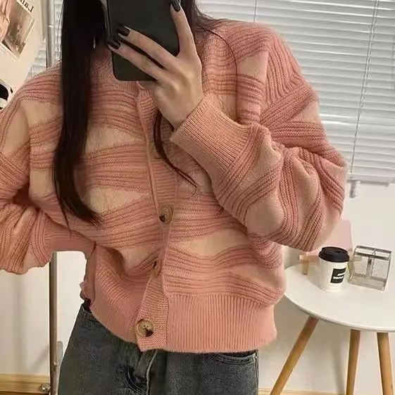 Дизайнерский свитер-кардиган в полоску «Ленивая волна» для женщин, весенняя новинка, свободный крой, удлиненный, вязаный топ
Дизайнерский свитер-кардиган в полоску «Ленивая волна» для женщин, весенняя новинка, свободный крой, удлиненный, вязаный топ