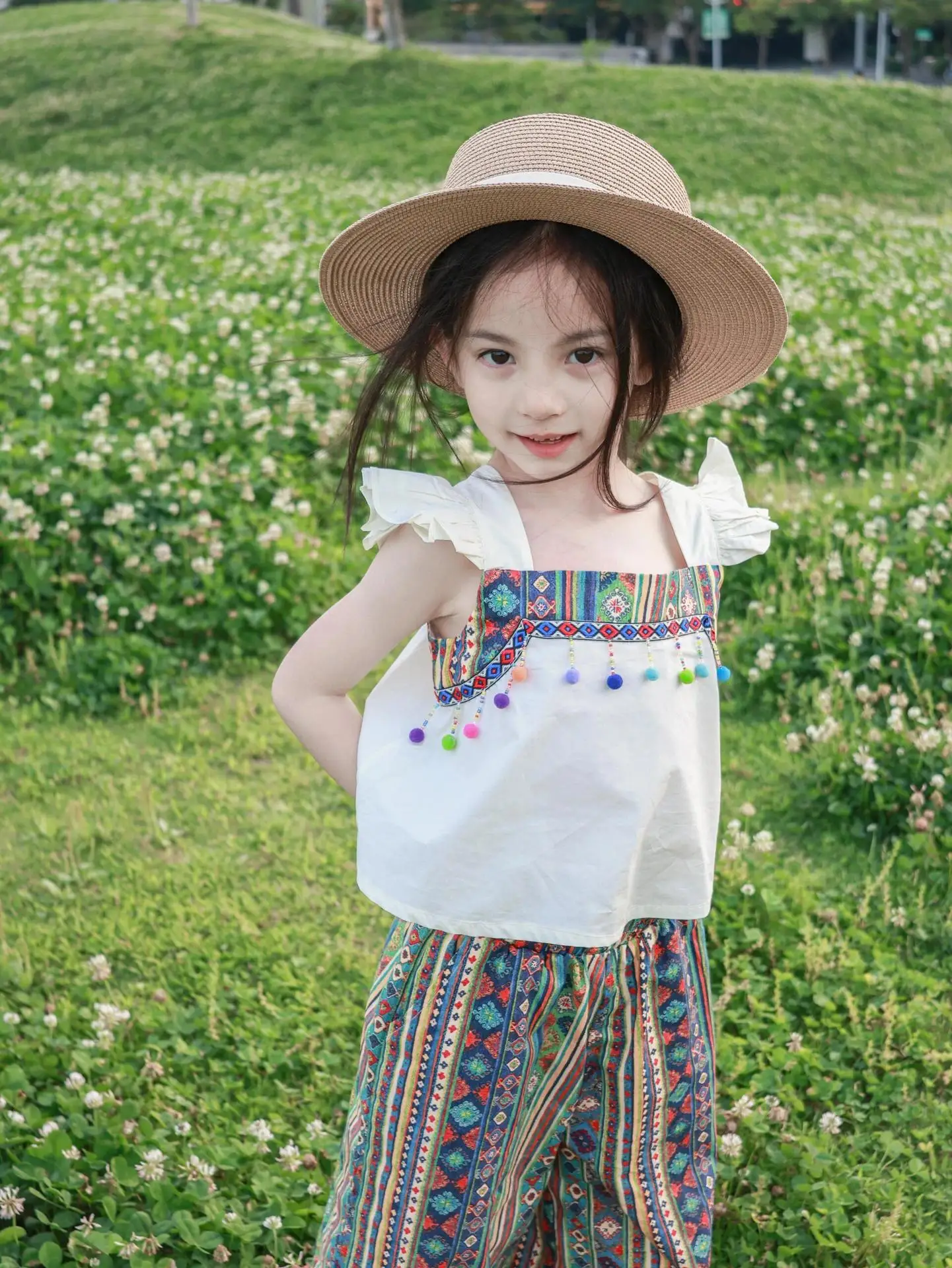 Girls' Summer Clothing Ethnic Suit Casual New T-shirt Nine-point Pants Two-piece Set
Girls' Summer Clothing Ethnic Suit Casual New T-shirt Nine-point Pants Two-piece Set