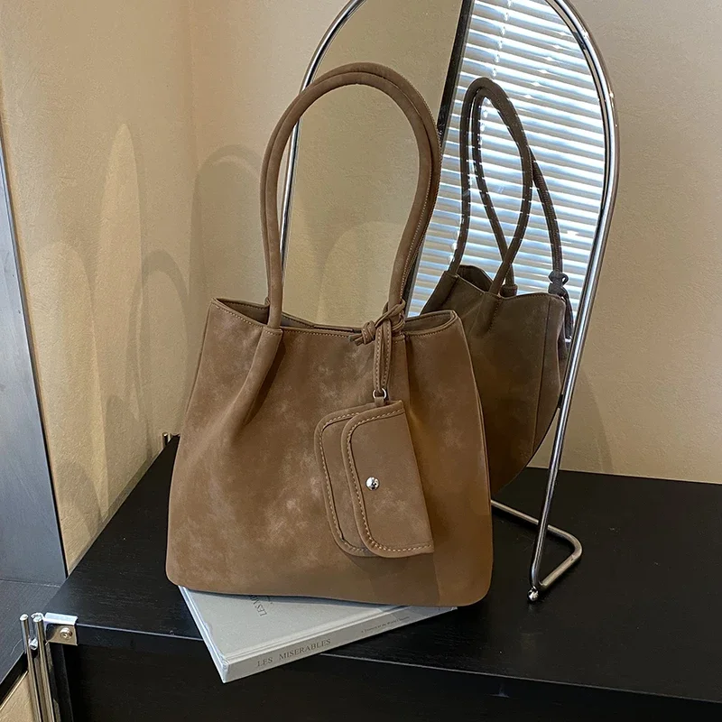 Faux Suede Solid Color Large Capacity Shoulder Bags Retro Versatile Ladies Bags 2026 Hot Sale New Fashion Women's Handbag
Faux Suede Solid Color Large Capacity Shoulder Bags Retro Versatile Ladies Bags 2026 Hot Sale New Fashion Women's Handbag