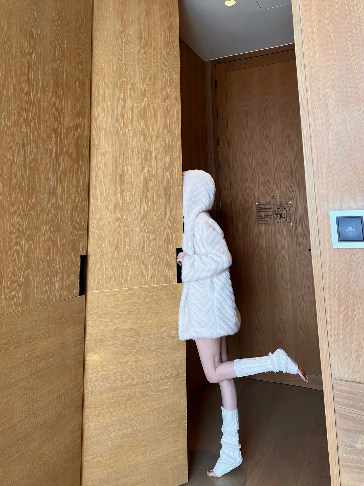 Женское пальто средней длины с капюшоном и меховой отделкой, с узором «Волна» и имитацией норки, для молодых дам
Женское пальто средней длины с капюшоном и меховой отделкой, с узором «Волна» и имитацией норки, для молодых дам