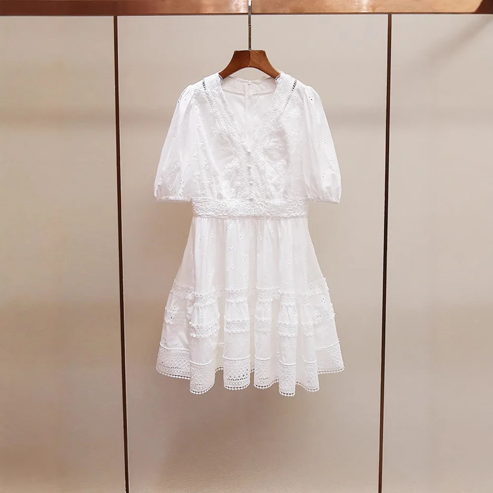 Элегантное летнее женское платье А-силуэта с V-образным вырезом, кружевной вышивкой и ажурными вставками, белое, из китайского трикотажа Cosite
Элегантное летнее женское платье А-силуэта с V-образным вырезом, кружевной вышивкой и ажурными вставками, белое, из китайского трикотажа Cosite