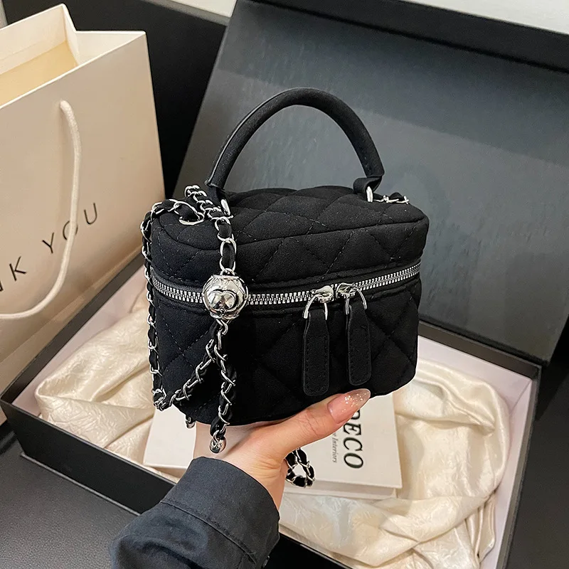 Fashion Mini Box Women Bag NEW Faux Suede Shoulder Bag Lingge Chains Crossbody Bags for Women Designer Handbag Quilted Clutch
Fashion Mini Box Women Bag NEW Faux Suede Shoulder Bag Lingge Chains Crossbody Bags for Women Designer Handbag Quilted Clutch