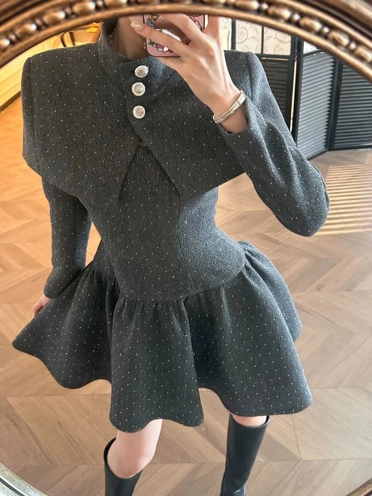 Sexy Square Neck Long Sleeves Diamonds Mini Dress With Shawl Gray Two Piece Sets Elegant Evening Party Cocktail Suits
Sexy Square Neck Long Sleeves Diamonds Mini Dress With Shawl Gray Two Piece Sets Elegant Evening Party Cocktail Suits