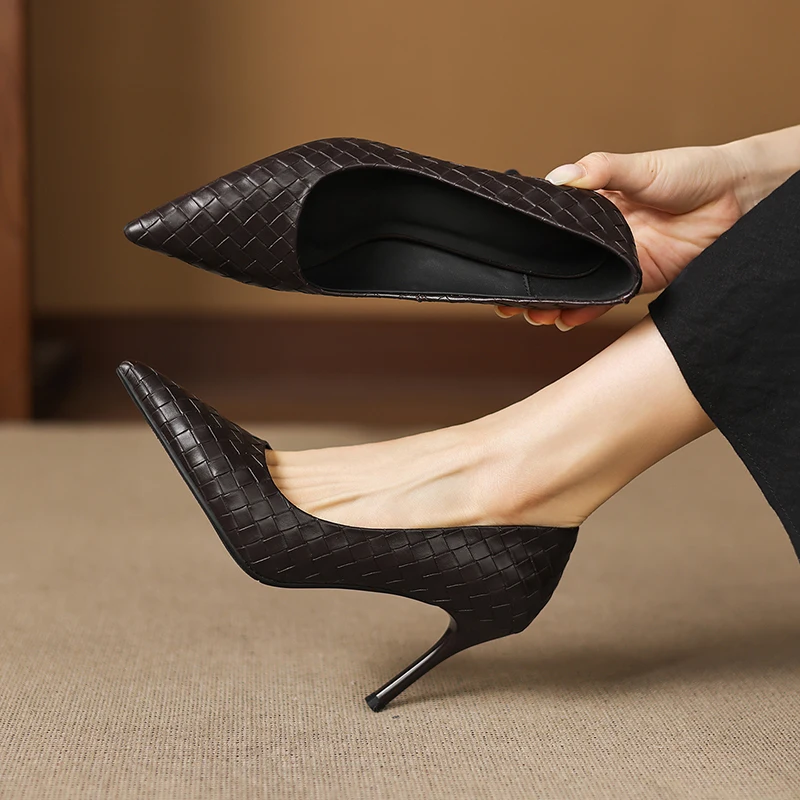Туфли-лодочки из натуральной кожи с плетеным узором, весна 2026, новинка, заостренный носок, на шпильке, удобные, профессиональные, большие размеры 34-47, для женщин
Туфли-лодочки из натуральной кожи с плетеным узором, весна 2026, новинка, заостренный носок, на шпильке, удобные, профессиональные, большие размеры 34-47, для женщин