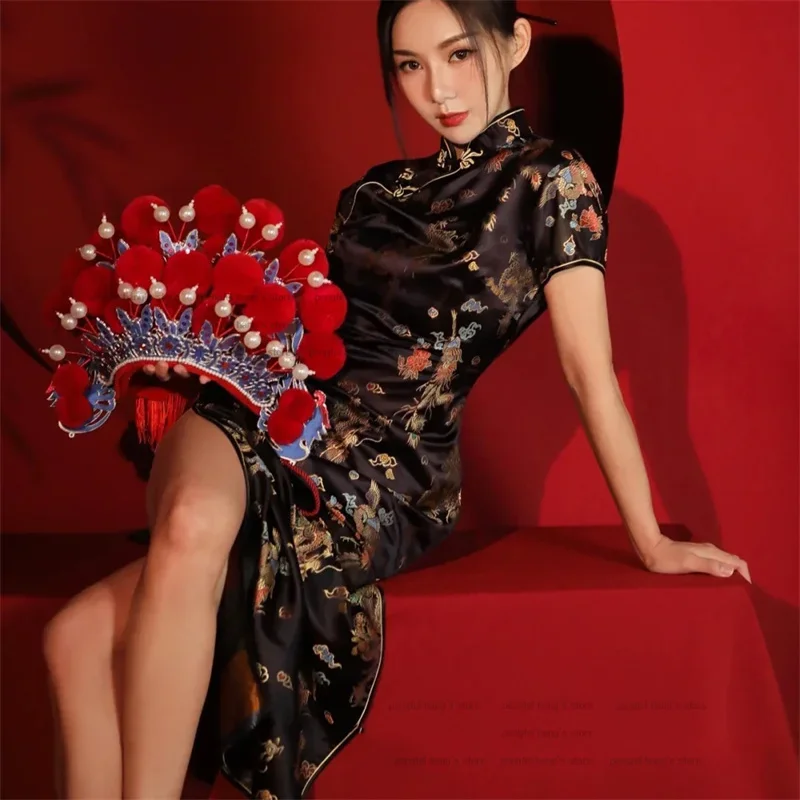 Плюс размер 3Xl 4Xl 5Xl 6Xl Черный Cheongsam Женское элегантное платье Ципао в китайском стиле Ретро на пуговицах Шелковое парчовое платье Vestidos
Плюс размер 3Xl 4Xl 5Xl 6Xl Черный Cheongsam Женское элегантное платье Ципао в китайском стиле Ретро на пуговицах Шелковое парчовое платье Vestidos