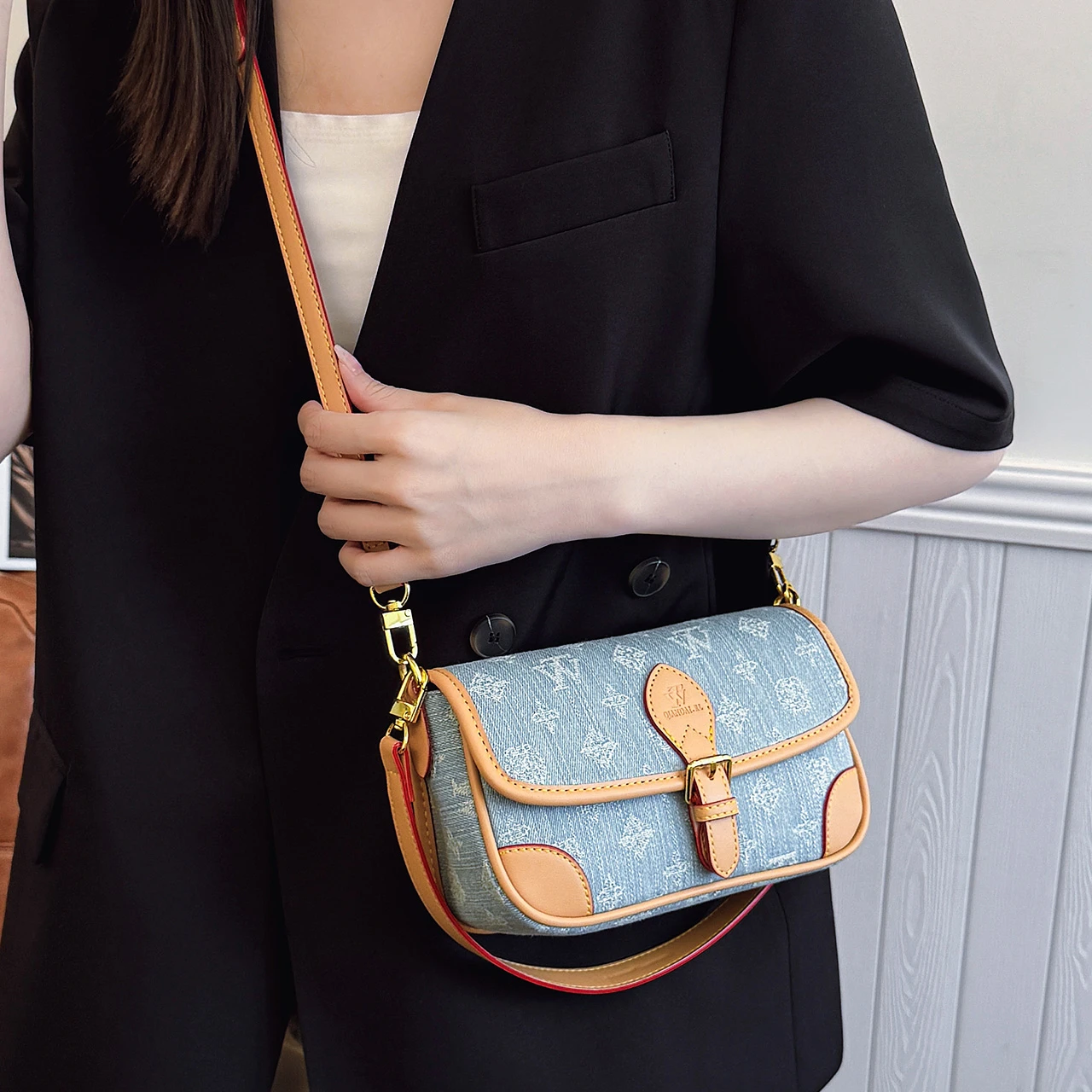 Unique Designer Crossbody Messenger Bag Elegant Leather Vintage for Women with Paris Fashion and Solid Color
Unique Designer Crossbody Messenger Bag Elegant Leather Vintage for Women with Paris Fashion and Solid Color