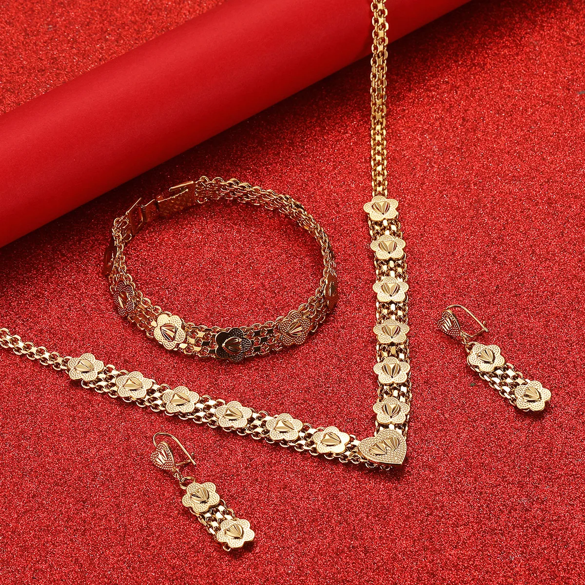 Позолоченные серьги и ожерелье с яркой резьбой в форме сердца и цветов, идеальный подарок
Позолоченные серьги и ожерелье с яркой резьбой в форме сердца и цветов, идеальный подарок