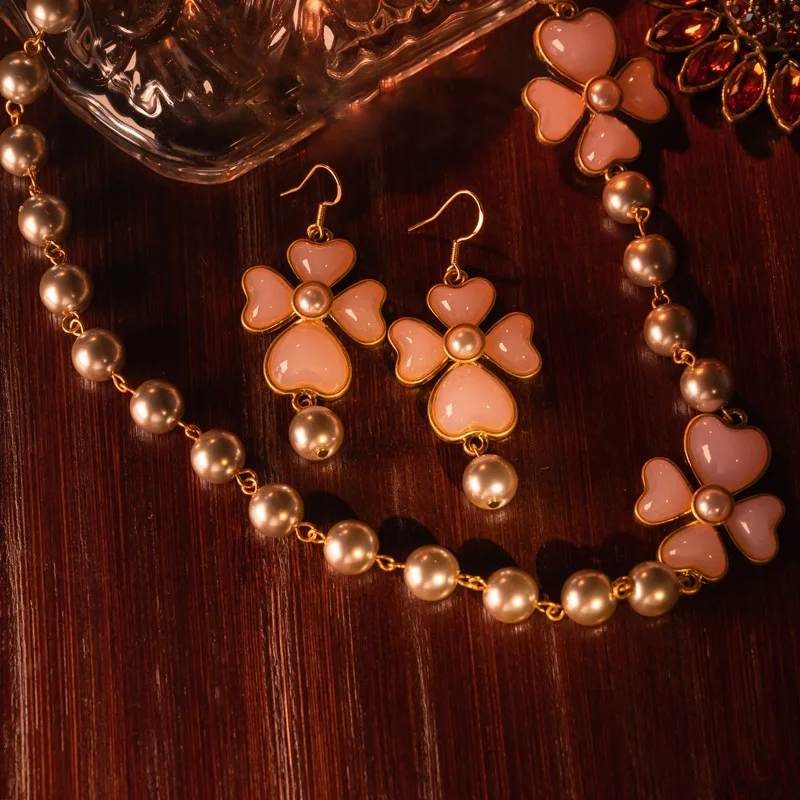Medieval vintage glass love pearl earrings necklace for women‘s girl party gift jewlry whosale
Medieval vintage glass love pearl earrings necklace for women‘s girl party gift jewlry whosale