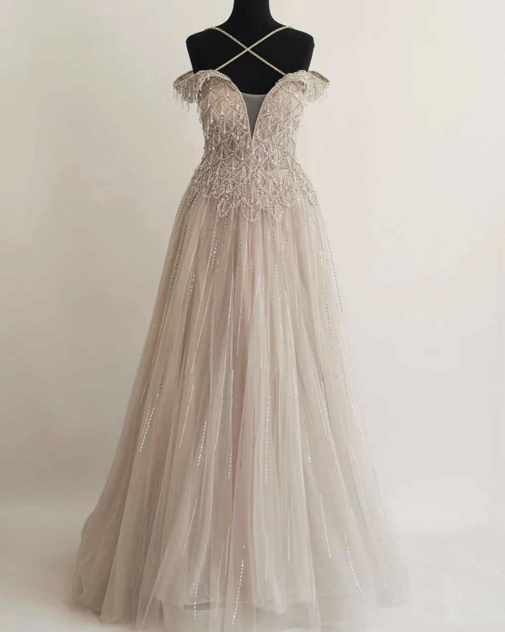 Customized Exquisite Elegant Tulle Rhinestone Beading A-line Off-the-shoulder Midi Dresses Bespoke Occasion Dresses Modern Style
Customized Exquisite Elegant Tulle Rhinestone Beading A-line Off-the-shoulder Midi Dresses Bespoke Occasion Dresses Modern Style