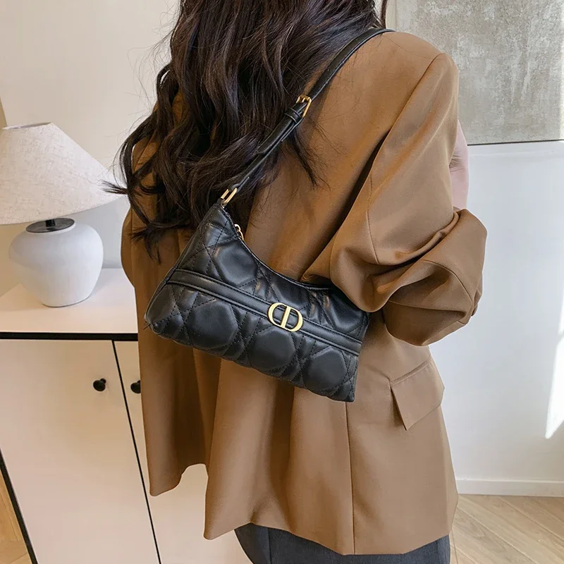 Vintage Style Shoulder Bag with Architectural Lines and Magnetic Closure for Gallery Openings Epitomizing Timeless Style
Vintage Style Shoulder Bag with Architectural Lines and Magnetic Closure for Gallery Openings Epitomizing Timeless Style