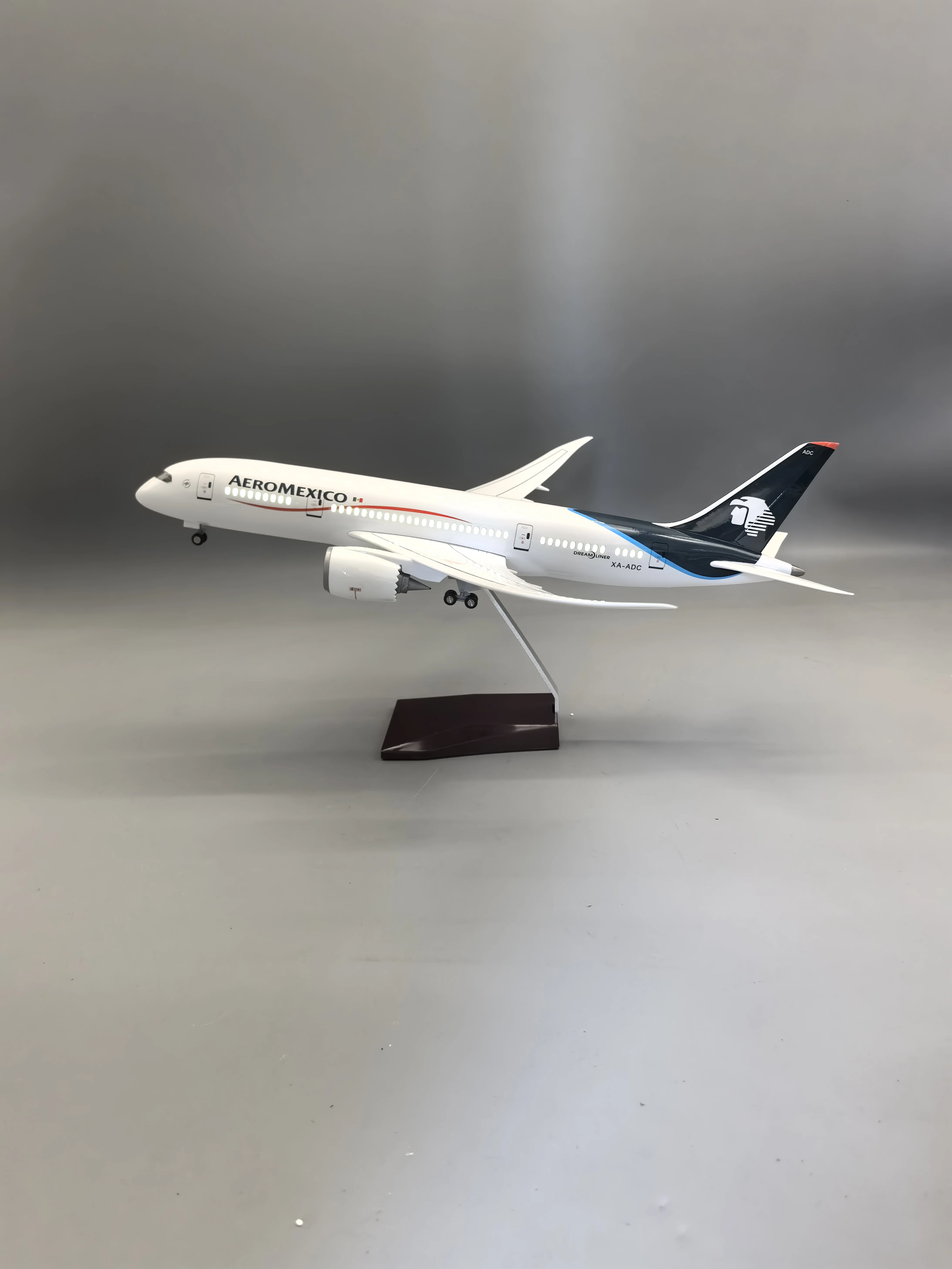43CM Mexico Airline B787 Scale Aircraft AEROMEXICO Plane Model Resin Miniature Airplane with Landing Gear Wheels Light
43CM Mexico Airline B787 Scale Aircraft AEROMEXICO Plane Model Resin Miniature Airplane with Landing Gear Wheels Light