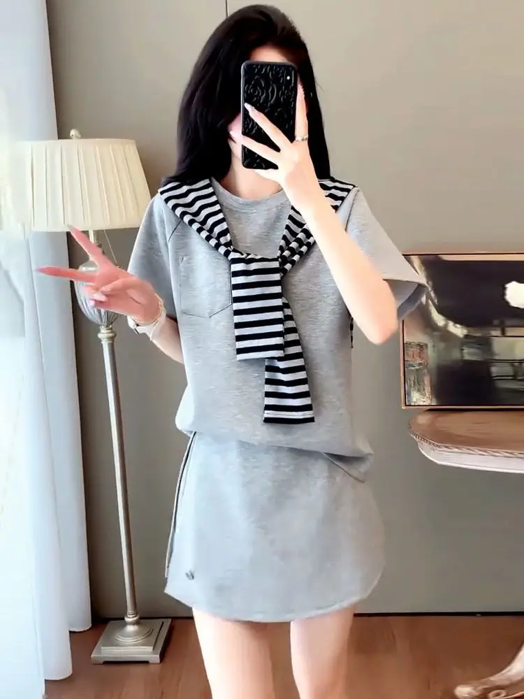 Fashionable Korean Style Women's Casual Loose Three-Piece Set Summer 2025 Slimming Versatile High Waist T-shirt Shorts
Fashionable Korean Style Women's Casual Loose Three-Piece Set Summer 2025 Slimming Versatile High Waist T-shirt Shorts