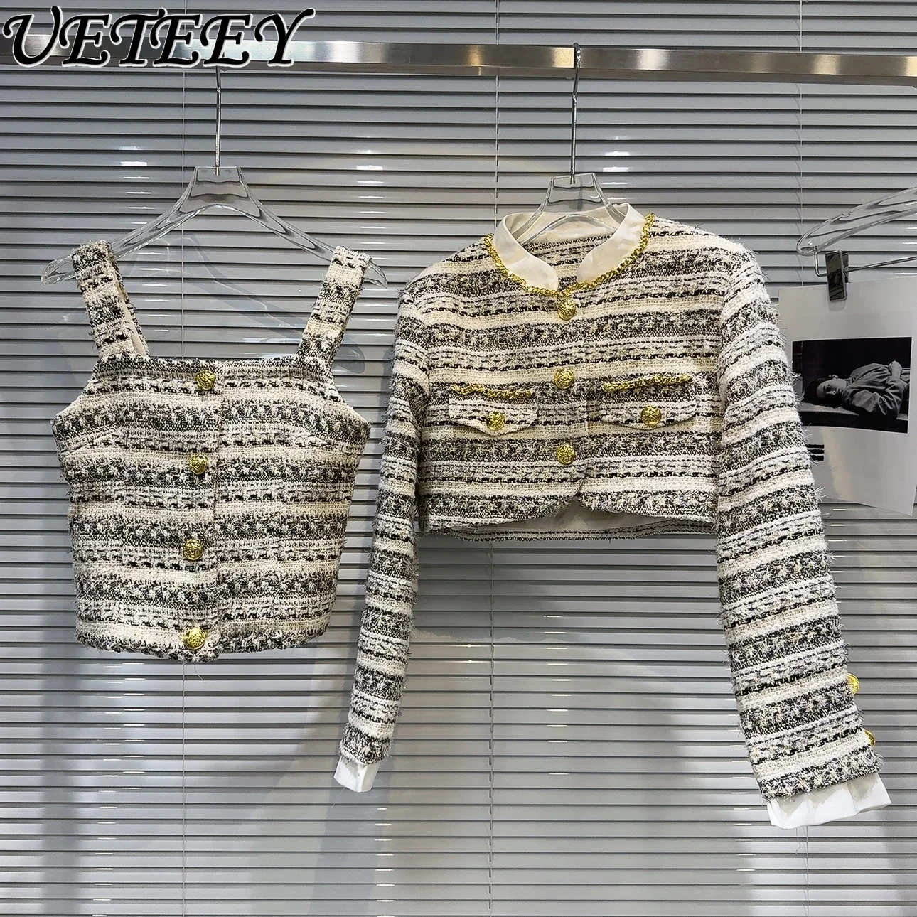 2024 Autumn Winter New Metal Chain Woven Tweed Short Jacket + Fashionable White Vest Crop Tops Suit Women's Coats 2-piece Set
2024 Autumn Winter New Metal Chain Woven Tweed Short Jacket + Fashionable White Vest Crop Tops Suit Women's Coats 2-piece Set