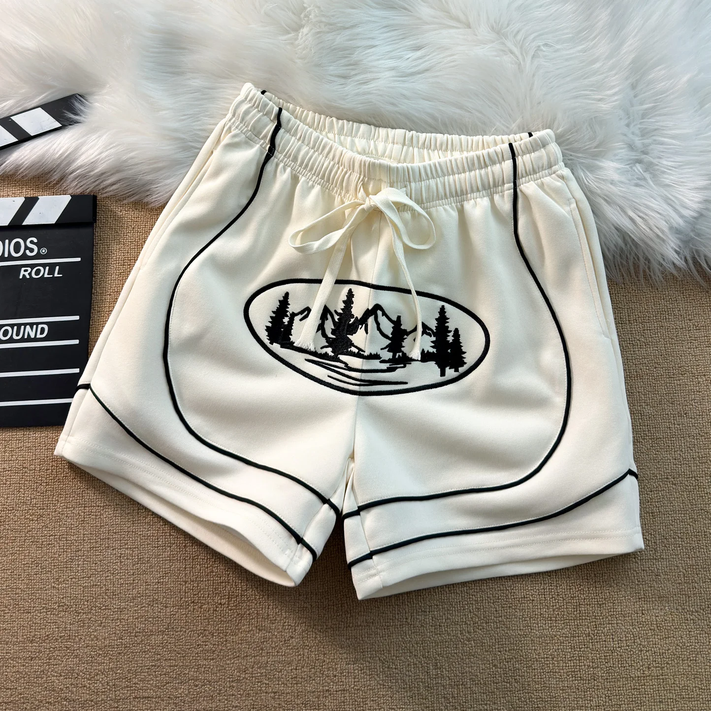 Вышитые свободные дышащие баскетбольные шорты, повседневные мужские спортивные шорты, летние легкие шорты из смеси полиэстера и хлопка
Вышитые свободные дышащие баскетбольные шорты, повседневные мужские спортивные шорты, летние легкие шорты из смеси полиэстера и хлопка