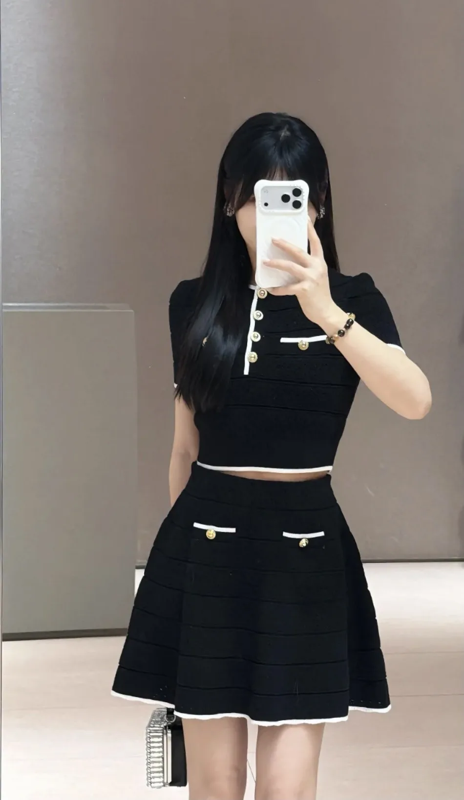 Ladies' Classic Black Contrast Edge Set Short Style Fine Flash Knitted Round Neck Short Sleeve Top + Mini Skirt 2026 Spring
Ladies' Classic Black Contrast Edge Set Short Style Fine Flash Knitted Round Neck Short Sleeve Top + Mini Skirt 2026 Spring