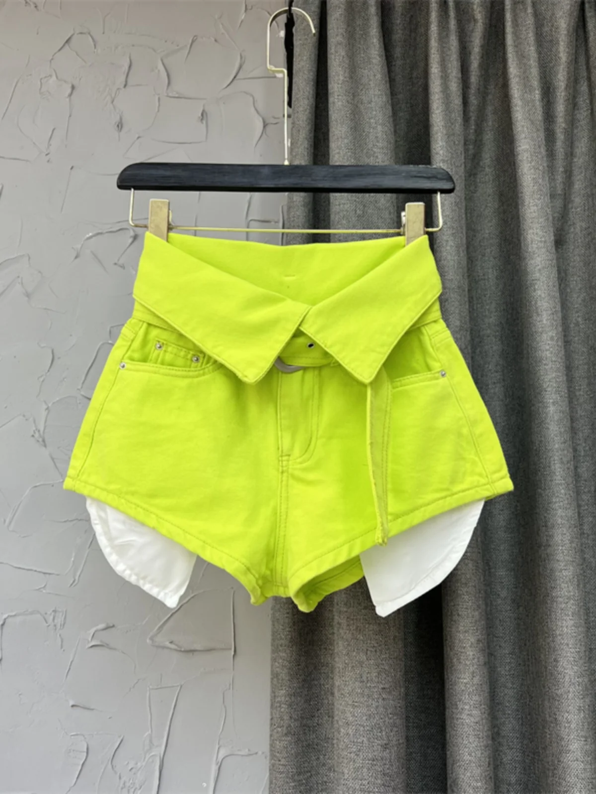 Fashionable High Waist Wide Leg A-Line Shorts Distressed Denim Hot Pants Women's Turn-Up Design Breathable Comfortable Casual...
Fashionable High Waist Wide Leg A-Line Shorts Distressed Denim Hot Pants Women's Turn-Up Design Breathable Comfortable Casual...