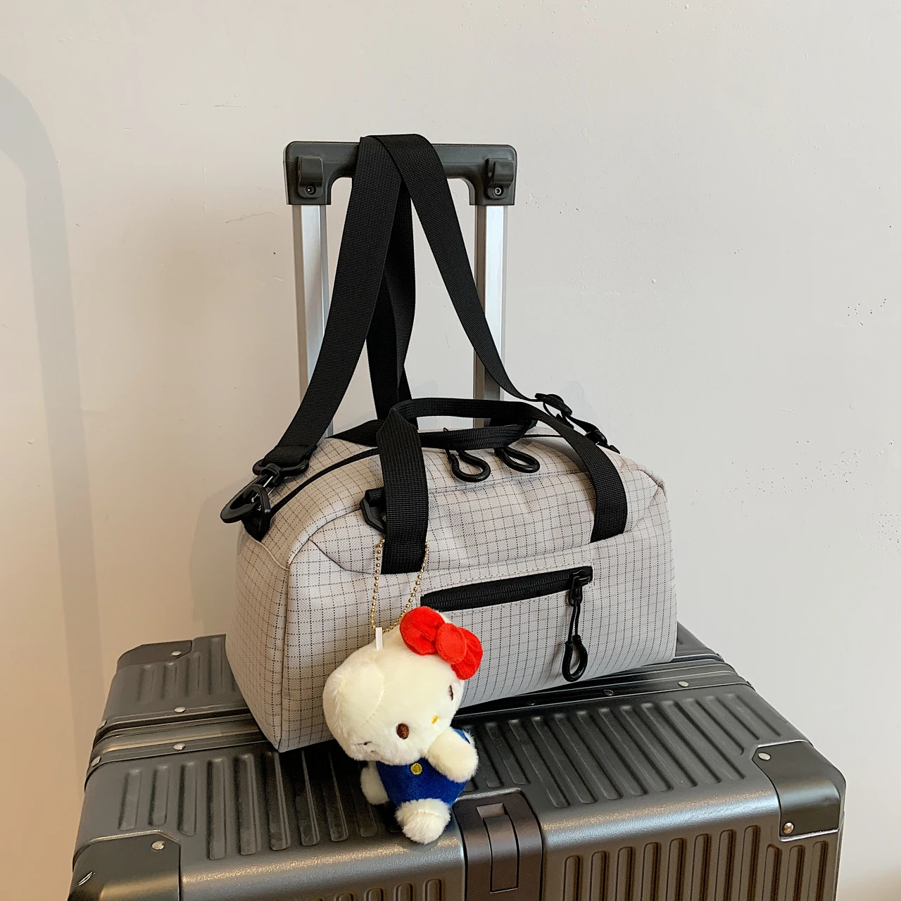 Легкая сумка через плечо для занятий спортом на открытом воздухе в новом стиле: удобная для фитнеса, ручная сумка, дорожная сумка через плечо, повседневная и 
Легкая сумка через плечо для занятий спортом на открытом воздухе в новом стиле: удобная для фитнеса, ручная сумка, дорожная сумка через плечо, повседневная и