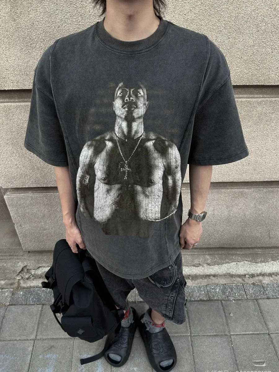 Tupac Rap Singer Portrait American High Street Trendy Heavy Washed Vintage Short Sleeve T-Shirt Breathable Cotton Hip Hop Style
Tupac Rap Singer Portrait American High Street Trendy Heavy Washed Vintage Short Sleeve T-Shirt Breathable Cotton Hip Hop Style
