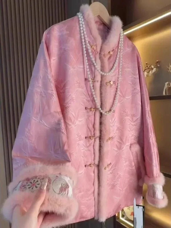Новая китайская женская розовая верхняя одежда свободного кроя с длинными рукавами, воротником-стойкой и цветочным узором, зимняя мода 2026
Новая китайская женская розовая верхняя одежда свободного кроя с длинными рукавами, воротником-стойкой и цветочным узором, зимняя мода 2026